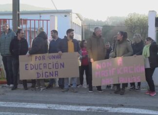 As familias do colexio de Carril amagan con recorrer ao contencioso administrativo se a Xunta non reforza o persoal do centro
