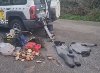 Retiran marisco e unha embarcación a dous furtivos na Pobra