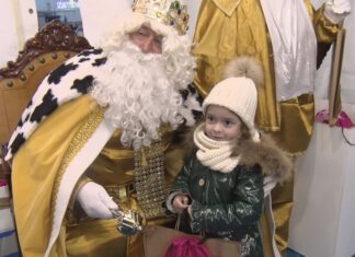 Os Reis Magos chegan cargados de ilusión e agasallos para a cativada de Valga