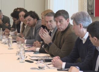 Besteiro convoca no Grove a alcaldes socialistas da costa na procura dunha estratexia común fronte aos pellets