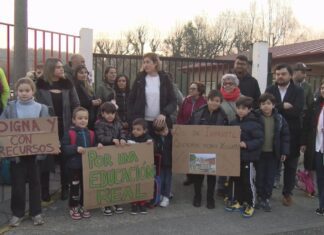 Nova protesta no colexio de Carril esixindo melloras urxentes no centro