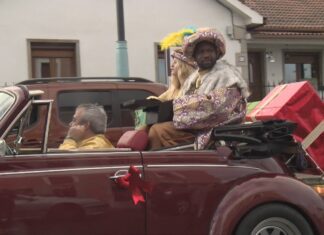 Os Reis Magos percorren Meis en descapotables de época