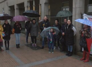 As familias do colexio de Barcelos reclaman a Xunta e concello que arranxen o ximnasio do centro