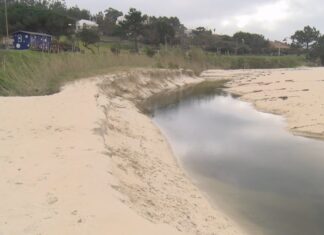Os temporais obrigan a Sanxenxo a recuperar o cauce natural do río da praia de Areas