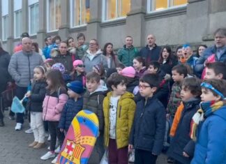 Gorros e flotadores para protestar pola ‘piscina’ na que se converte o colexio Froebel cando chove