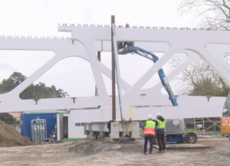 Día clave na reconstrución da ponte de Ponte Arnelas coa instalación das dúas celosías metálicas de 95 toneladas