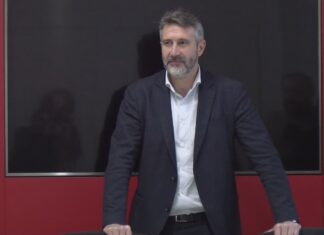 Varela téndelle a man a Rueda esixíndolle que cumpra coas promesas de campaña para Vilagarcía