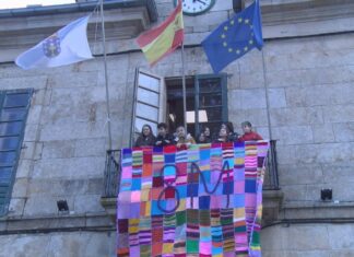 A rapazada de Cambados tece o seu 8M ‘puntada a puntada’
