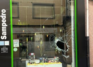 Estraga o escaparate de Electrodomésticos Sampedro cunha pedra para levar unha videoconsola