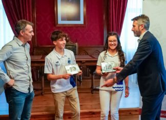 Recepción ao vilagarcián Pablo Barreiro en Ravella tras proclamarse campión de España de vela Pablo Barreiro e Alba Díaz