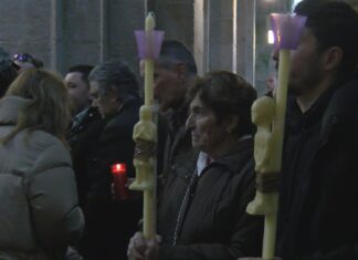 Centos de persoas desafían ao tempo para cumprir coa tradición de subir á romaría das Cabezas da Armenteira