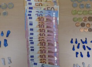 Dous detidos en Ribeira tras ser sorprendidos vendendo droga no interior dun vehículo