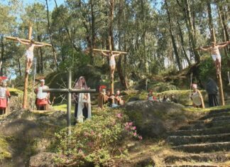 A chuvia condiciona as representacións da Semana Santa de Paradela