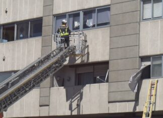 Rescatadas cinco persoas polas ventás ao declararse un incendio nun edificio de Vilagarcía