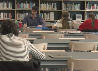 Lectores, estudantes e curiosos enchen xa a nova biblioteca de Vilagarcía