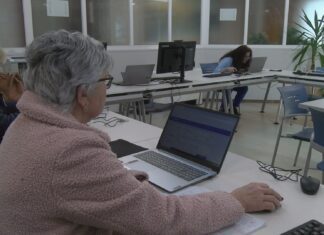 O Centro Sociocomunitario da Pobra busca reducir a fenda dixital co seu novo equipamento informático