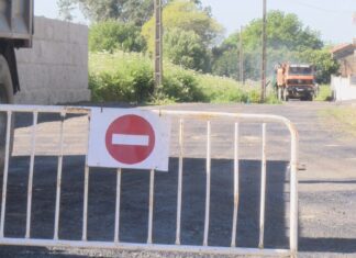 A brigada de Obras de Rianxo traballa na pavimentación dos camiños máis deteriorados
