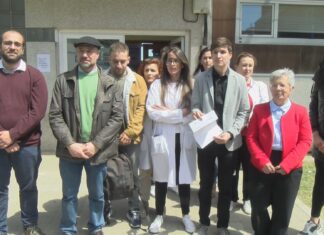 Saturación e malestar no centro de saúde de Ribeira ante a falla de médicos