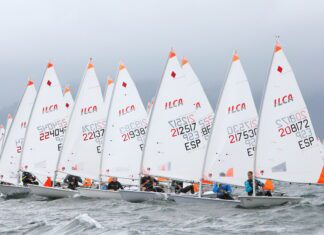 O tarraconense Joan Fargas ao frente da Copa de España de ILCA 4 en Portosín