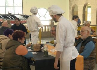 O Carlos Oroza serve no Gastroespazo unha degustación cos produtos locais da primavera