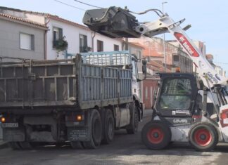 En marcha o reasfaltado da estrada das Sinas, con críticas ao anterior goberno provincial de Silva