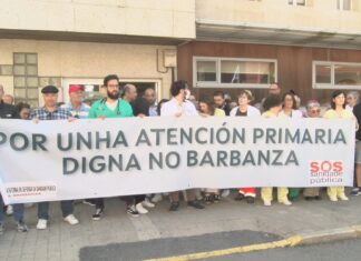 Sanitarios e pacientes volven protestar pola falla de médicos no centro de saúde de Ribeira