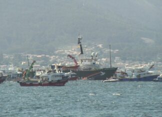 Centos de barcos da ría de Arousa únense ao Artic Sunrise na súa loita contra Altri