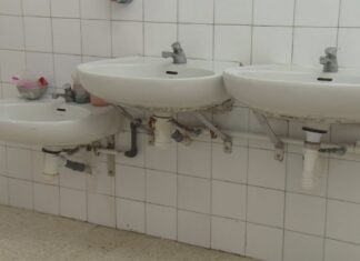 A comunidade educativa do CEIP As Covas, farta do lamentable estado dos baños do colexio