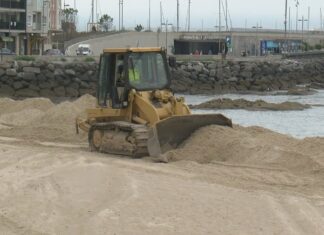 Sanxenxo move 10.000 metros cúbicos de area en Silgar para devolver á praia o seu perfil orixinal