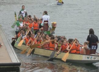 As rapazas do Arxil mudan por un día o baloncesto polo Dragon Boat en recordo de Maite Méndez