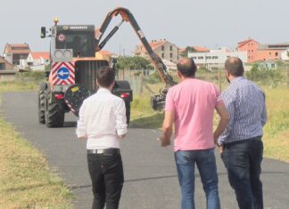 Ribeira adquire un tractor para realizar labores de roza e limpeza de camiños