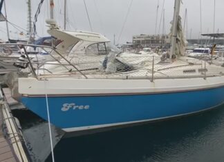 Aparece un veleiro á valga e sen tripulación fronte á costa de Aguiño