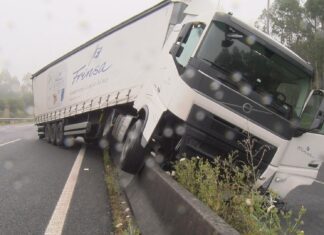 Un camión sáese da vía e acaba na mediana da autovía da Barbanza