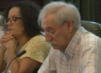 Pesar en Ribeira polo falecemento do ex edil Xosé Antón Parada