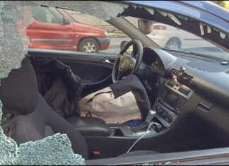 Causan danos e destrozos en vehículos estacionados en diversas rúas de Ribeira