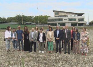 Iníciase a licitación das obras do novo centro de saúde de Vilagarcía de Arousa. Hoxe a conselleira de planificación de infraestruturas e o seu homólogo de Sanidade visitaron a parcela onde se vai construír o edificio. O novo equipamento suporá un investimento de 19 millóns de euros. A intención é que as obras comecen a finais deste 2024.
