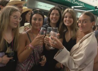 Unha multitude rende honores ao rei dos brancos na inauguración da LXXII Festa do Albariño de Cambados