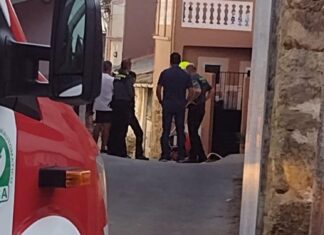 Calcinada por completo unha cociña dunha vivenda en Abanqueiro
