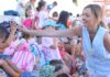 A conselleira de Política Social visita aos nenos que participan nos Campamentos de Verán de Noia