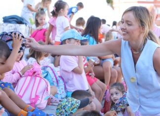 A conselleira de Política Social visita aos nenos que participan nos Campamentos de Verán de Noia