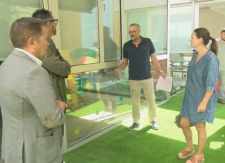 O xerente do Consorcio supervisa as melloras executadas na Galiña Azul de Porto do Son