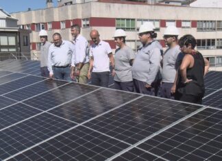 Os paneis solares instalados na azotea de Ravella permitirán reducir á metade a súa factura da luz