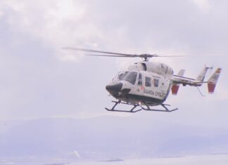 O helicóptero da Garda Civil súmase á busca do pescador desaparecido en Boiro