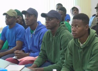 Os migrantes que acolle Sanxenxo fórmanse en Dorrón