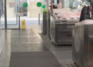 O PP de Ribeira pide maior control sobre as obras do mercado que puxeron en risco ós praceiros