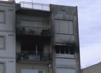 Un incendio destrúe parte dun piso na Avenida do Malecón en Ribeira