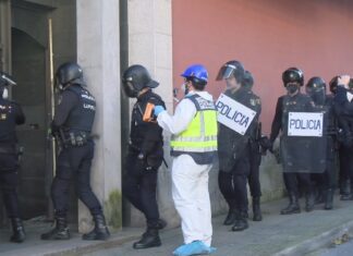 Desaloxado sen incidentes o edificio okupa das Abesadas en Ribeira