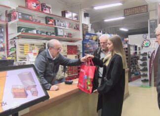 A gañadora da campaña da Federación Galega de Comercio gasta os mil euros no comercio noiés