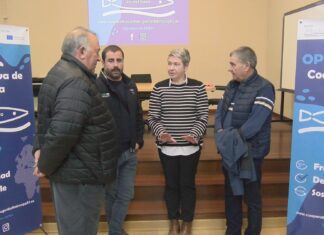 Escolares de Ribeira afondan no mundo da pesca da man da cooperativa de armadores Santa Uxía