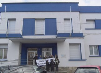 Os pais da E.E.I. Fernández Varela opóñense ó traslado dos alumnos a Bandaseca